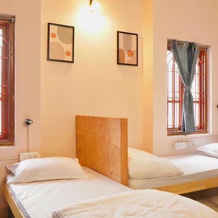 Roambay - Gokulam Hostel Májszúr Kültér fotó