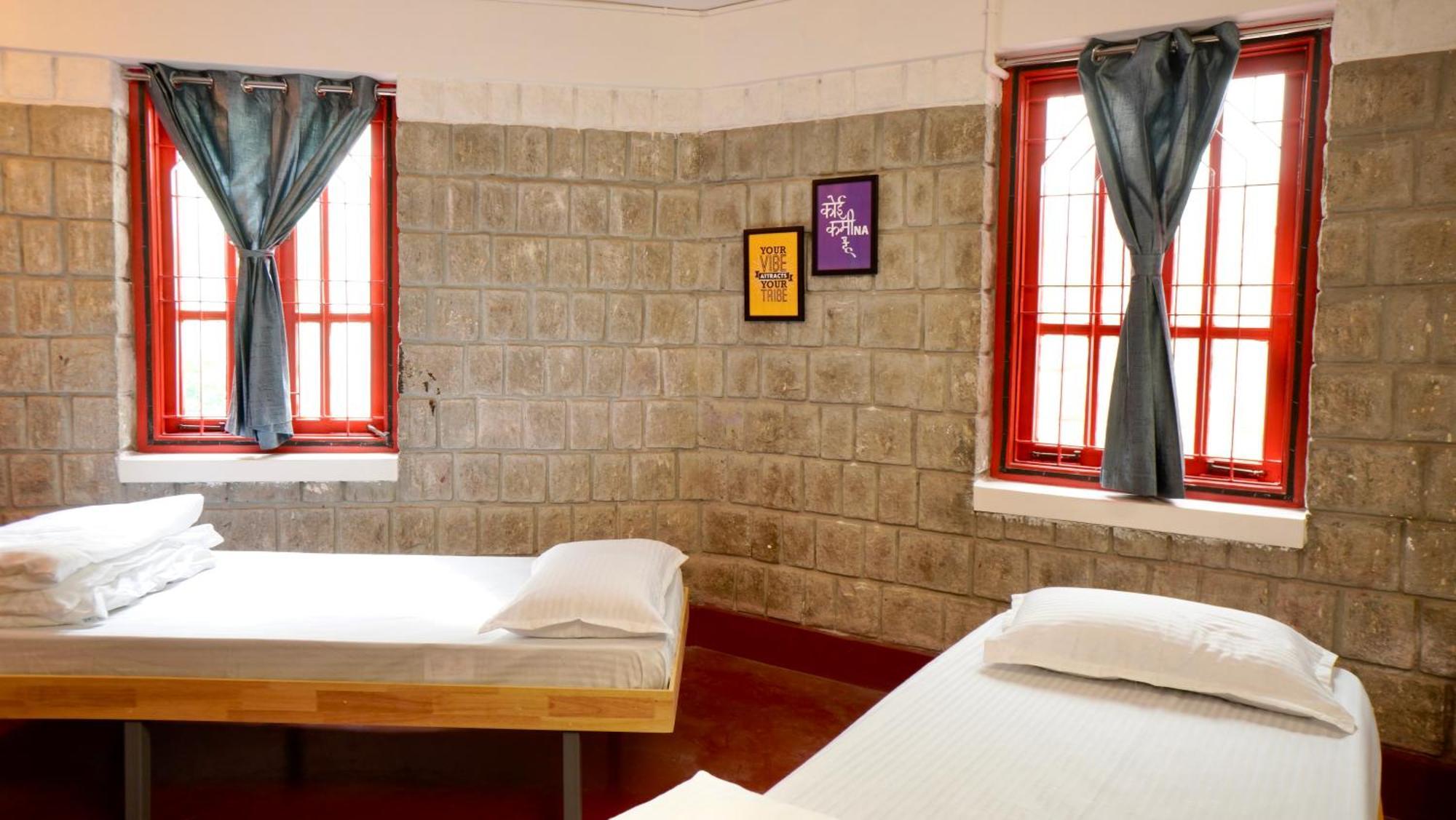 Roambay - Gokulam Hostel Májszúr Kültér fotó