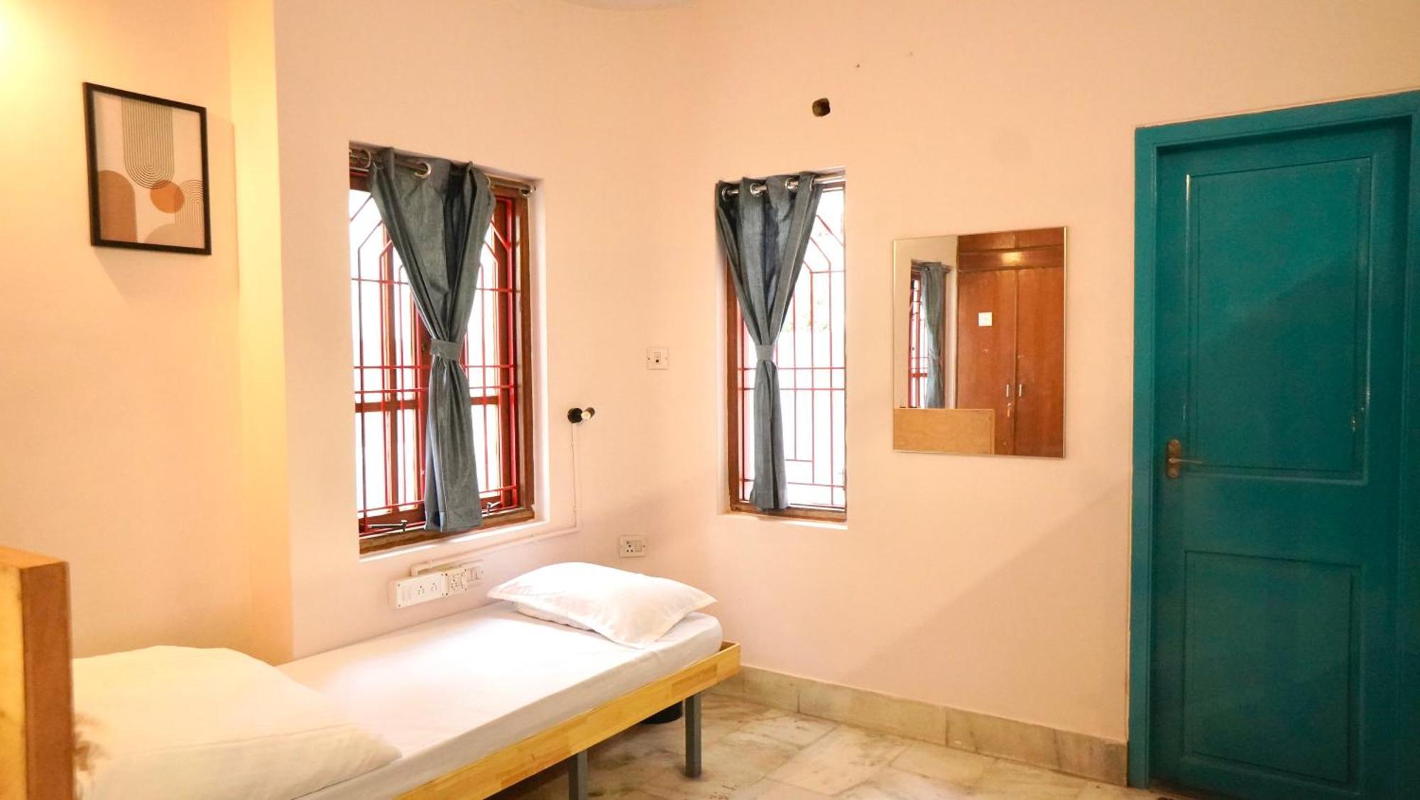 Roambay - Gokulam Hostel Májszúr Kültér fotó