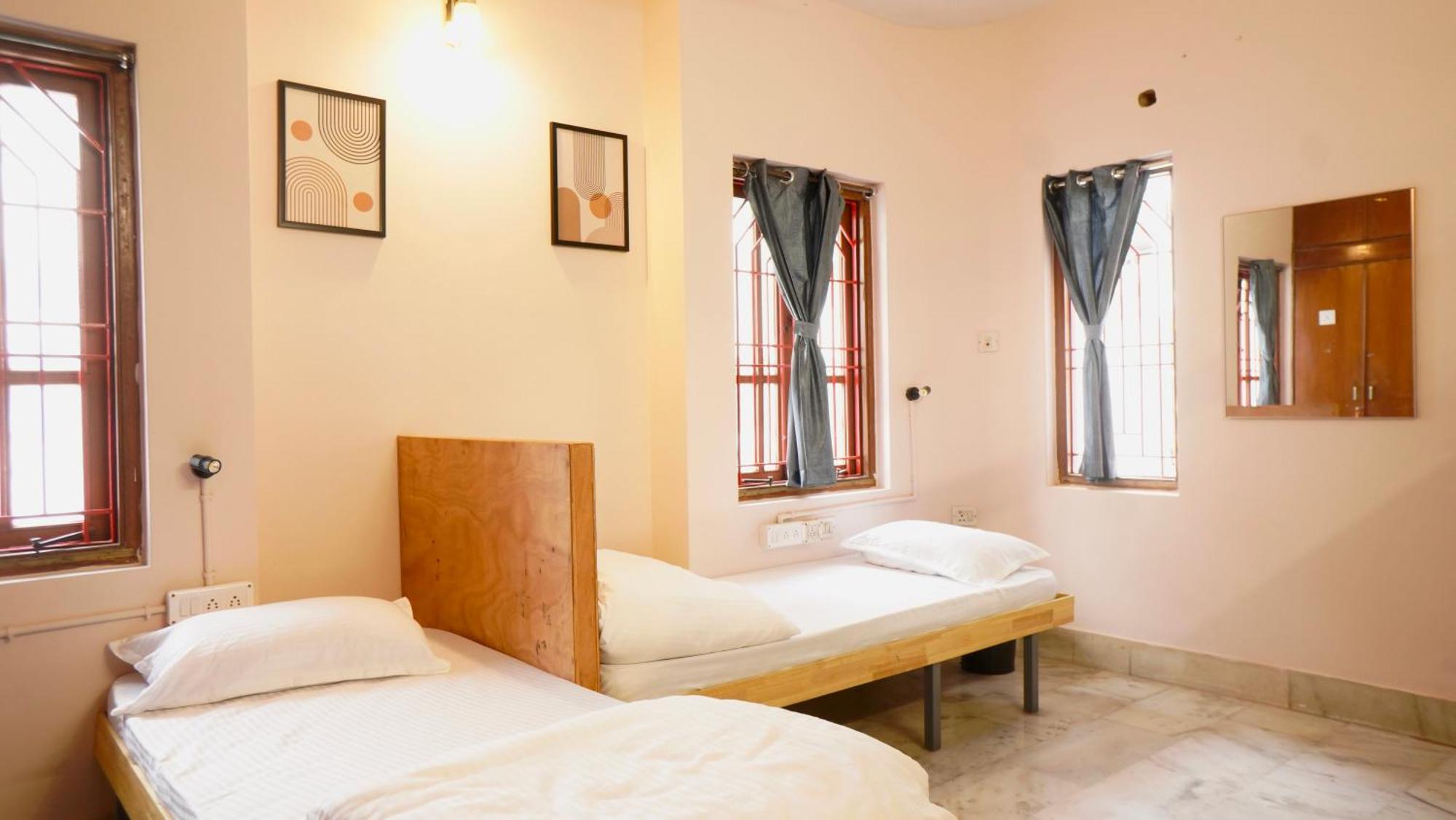 Roambay - Gokulam Hostel Májszúr Kültér fotó