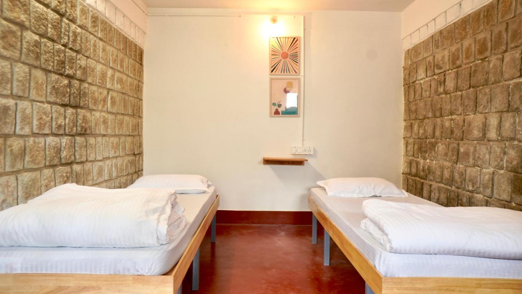 Roambay - Gokulam Hostel Májszúr Kültér fotó